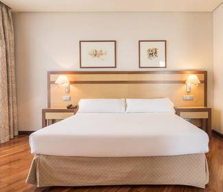 Camera con angolo salotto Hotel ILUNION Alcalá Norte Madrid Camera con angolo salotto Hotel ILUNION Alcalá Norte Madrid