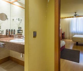 Camera familiare Hotel ILUNION Les Corts – Spa Barcellona Camera familiare Hotel ILUNION Les Corts – Spa Barcellona