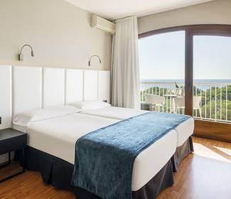 Camera doppia con vista mare al piano superiore Hotel ILUNION Caleta Park S'Agaró