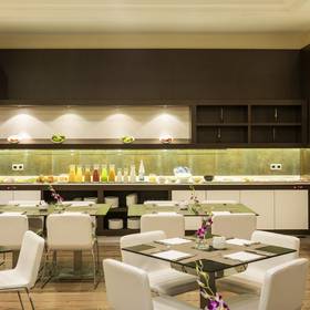 COLAZIONE A BUFFET ILUNION SUITES MADRID COLAZIONE A BUFFET ILUNION SUITES MADRID
