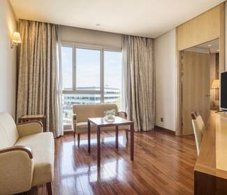 Camera con angolo salotto Hotel ILUNION Alcalá Norte Madrid Camera con angolo salotto Hotel ILUNION Alcalá Norte Madrid