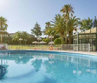 Piscina-terrazza solarium Hotel ILUNION Las Lomas Merida Piscina-terrazza solarium Hotel ILUNION Las Lomas Merida