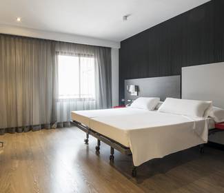 Camera accessibile Hotel ILUNION Suites Madrid Camera accessibile Hotel ILUNION Suites Madrid