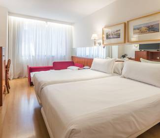 Camera tripla Hotel ILUNION Les Corts – Spa Barcellona Camera tripla Hotel ILUNION Les Corts – Spa Barcellona