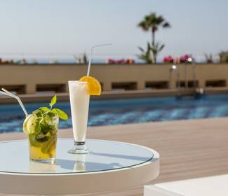 Piscina Hotel ILUNION Fuengirola Piscina Hotel ILUNION Fuengirola