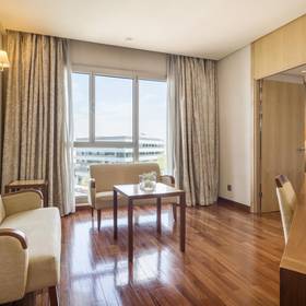 Camera con angolo salotto ilunion alcalá norte Hotel ILUNION Alcalá Norte Madrid Camera con angolo salotto ilunion alcalá norte Hotel ILUNION Alcalá Norte Madrid