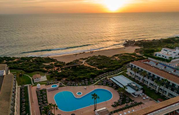 Goditi l'estate al massimo. Hotel ILUNION Calas de Conil Conil de la Frontera