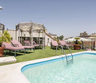 Piscina-terrazza solarium Hotel ILUNION Mérida Palace Merida Piscina-terrazza solarium Hotel ILUNION Mérida Palace Merida