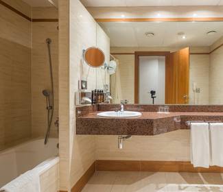 Camera tripla Hotel ILUNION Les Corts – Spa Barcellona Camera tripla Hotel ILUNION Les Corts – Spa Barcellona