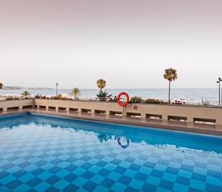Piscina Hotel ILUNION Fuengirola Piscina Hotel ILUNION Fuengirola