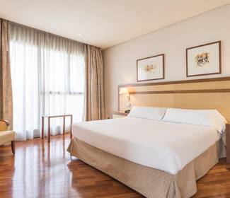 Camera con angolo salotto Hotel ILUNION Alcalá Norte Madrid Camera con angolo salotto Hotel ILUNION Alcalá Norte Madrid
